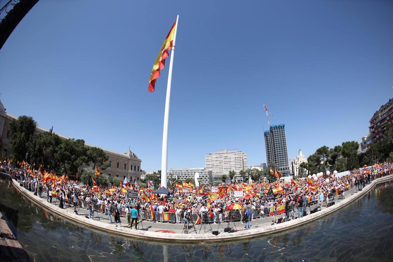 La plataforma Unión 78, promotora de la concentración, ha arremetido en su manifiesto contra el Gobierno «inepto, parasitario y autoritario» de Pedro Sánchez y ha gritado «basta ya» para expresar su oposición a esa medida de gracia, que considera un «grave atentado» a la democracia.. 