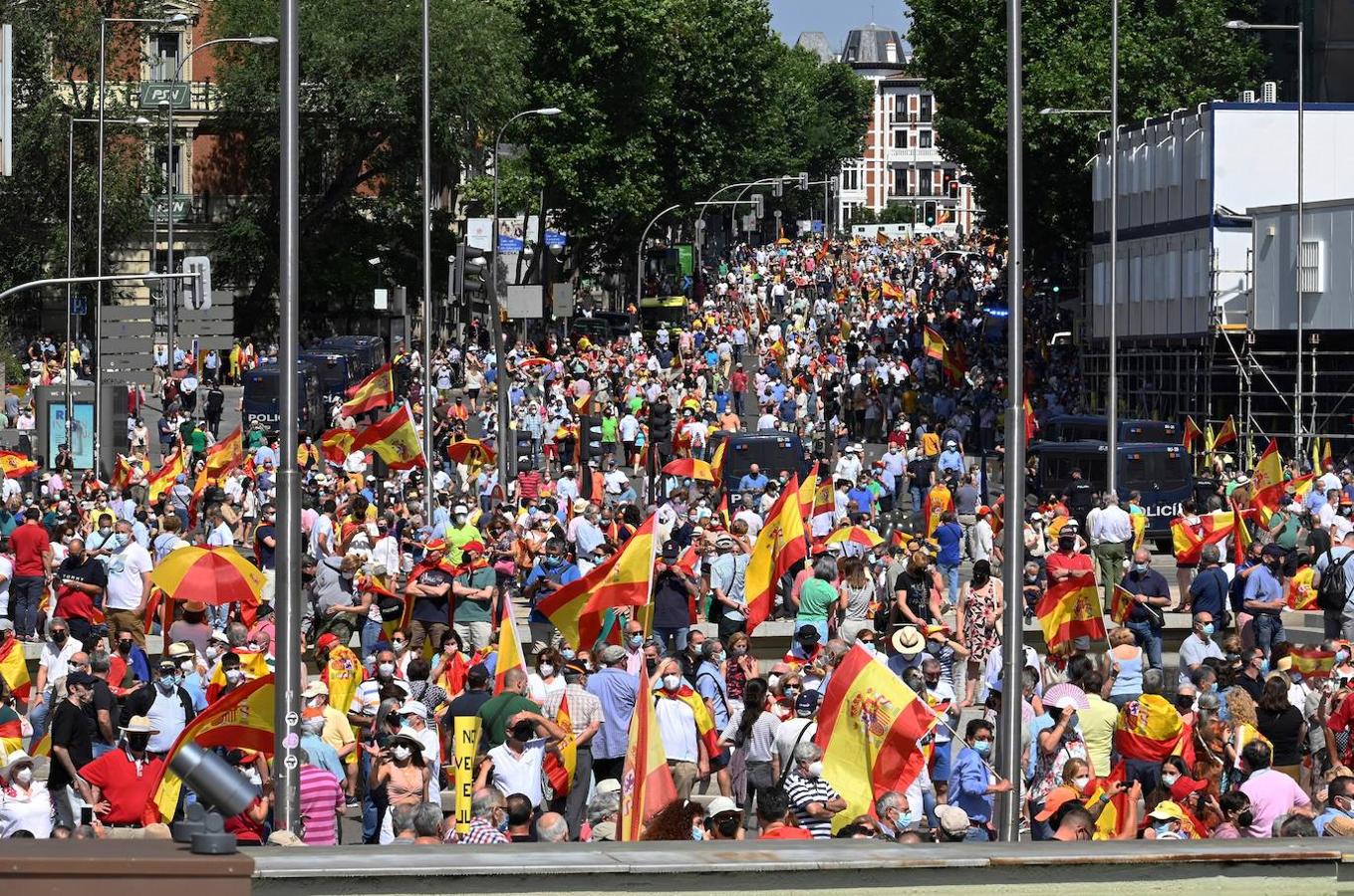 «Pedimos que mire a la cara a los españoles y les explique por qué les quiere robar una parte de su nación y por qué quiere que algunos españoles tengan distintos derechos y obligaciones que otros y por qué negocia en una cárcel con unos delincuentes aquello que todos votamos hace 40 años en una Transición ejemplar», ha resaltado Pablo Casado.. 