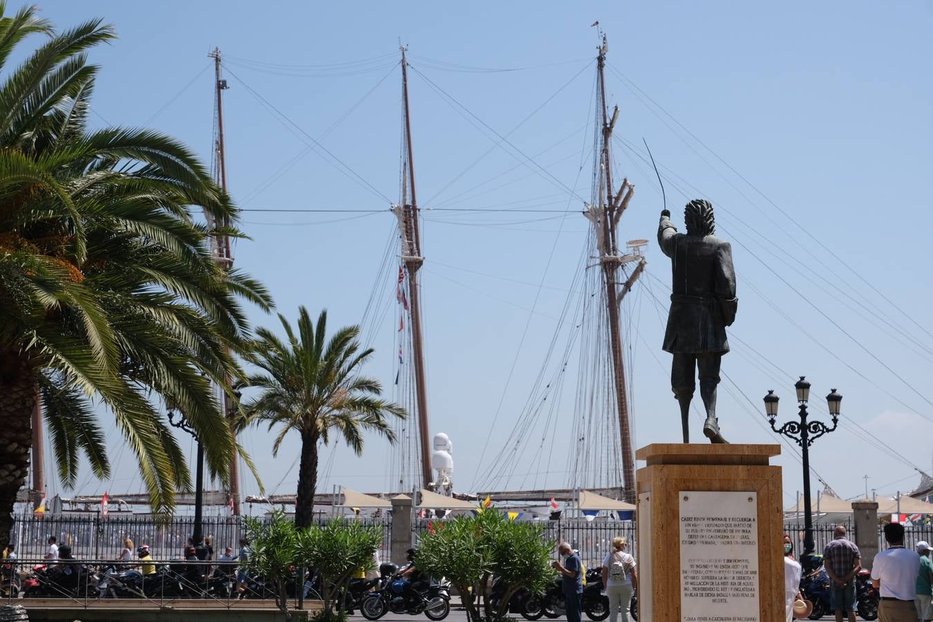 FOTOS: Así ha sido el recibimiento en Cádiz al Juan Sebastián de Elcano