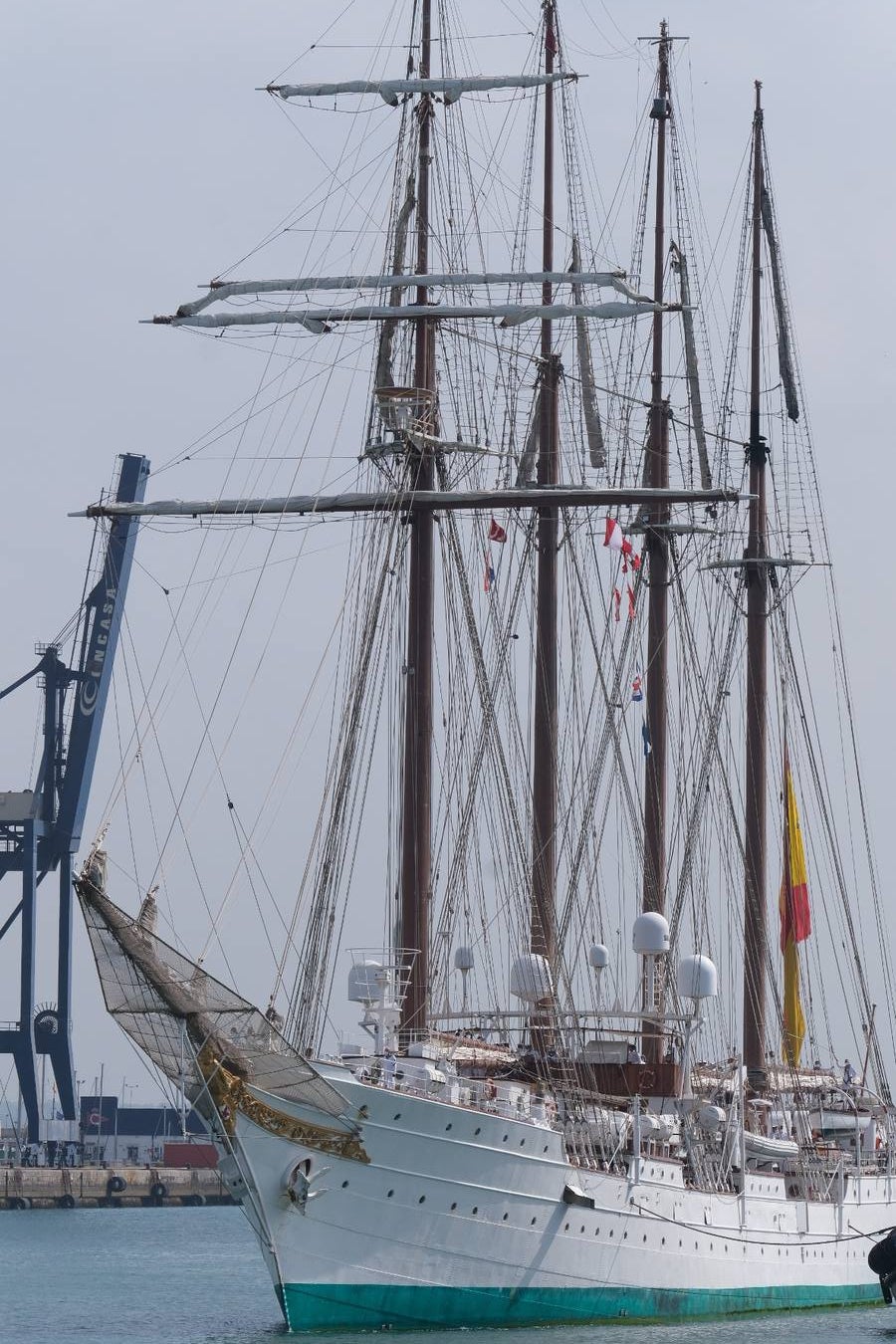 FOTOS: Así ha sido el recibimiento en Cádiz al Juan Sebastián de Elcano