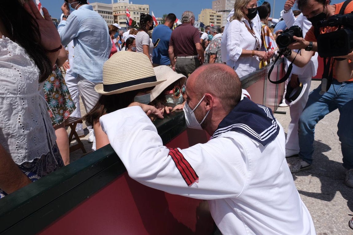 FOTOS: Así ha sido el recibimiento en Cádiz al Juan Sebastián de Elcano