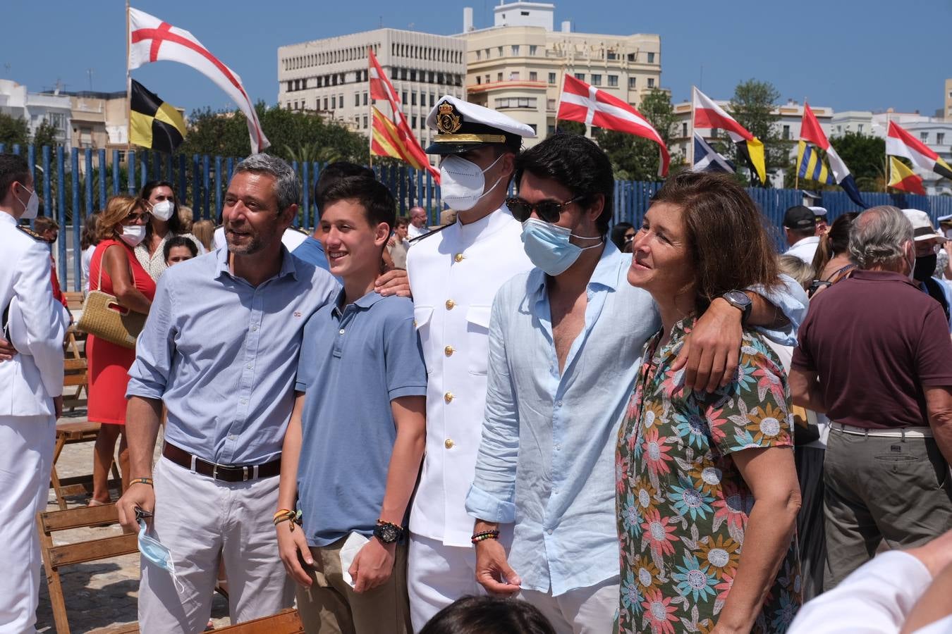 FOTOS: Así ha sido el recibimiento en Cádiz al Juan Sebastián de Elcano