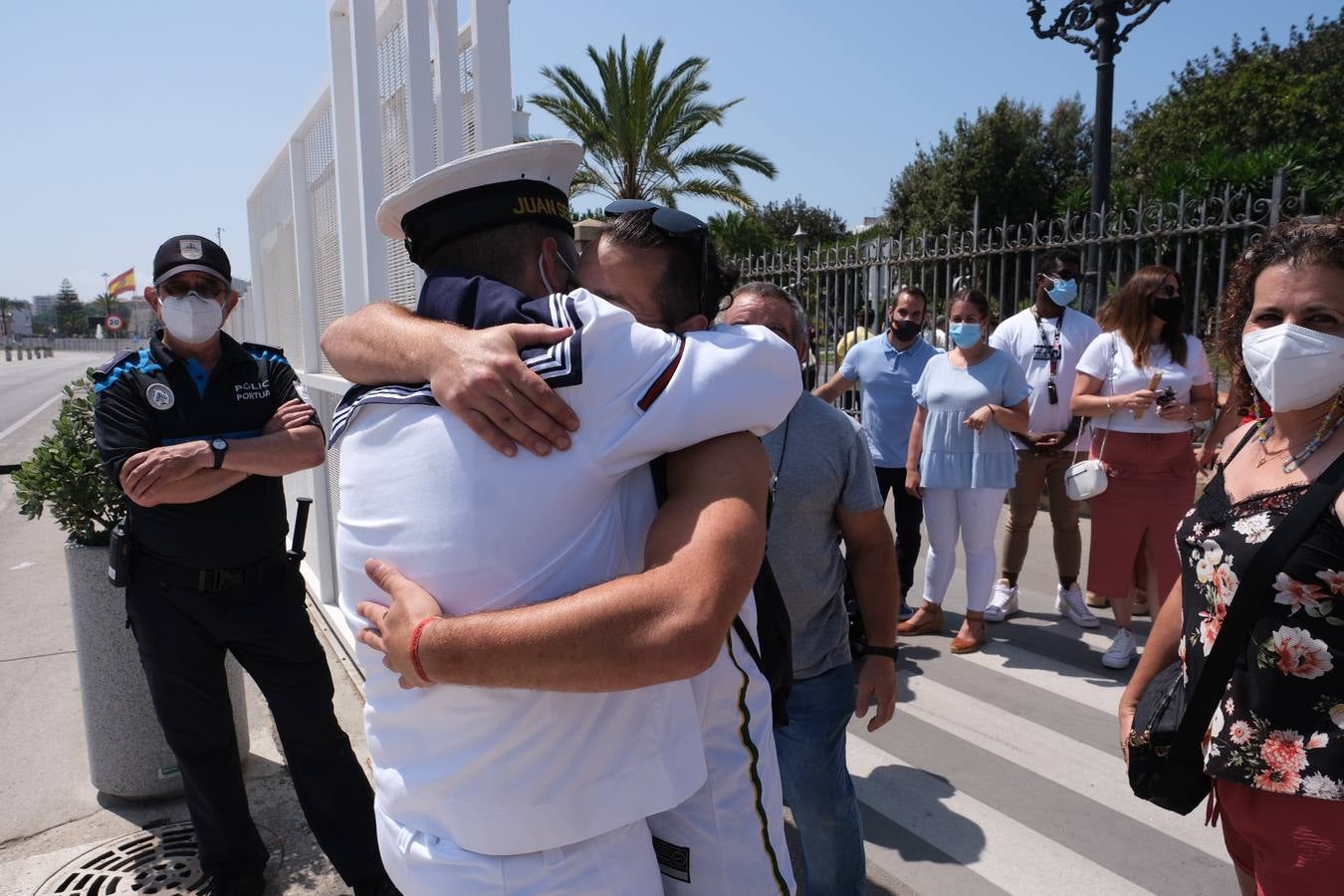 FOTOS: Así ha sido el recibimiento en Cádiz al Juan Sebastián de Elcano