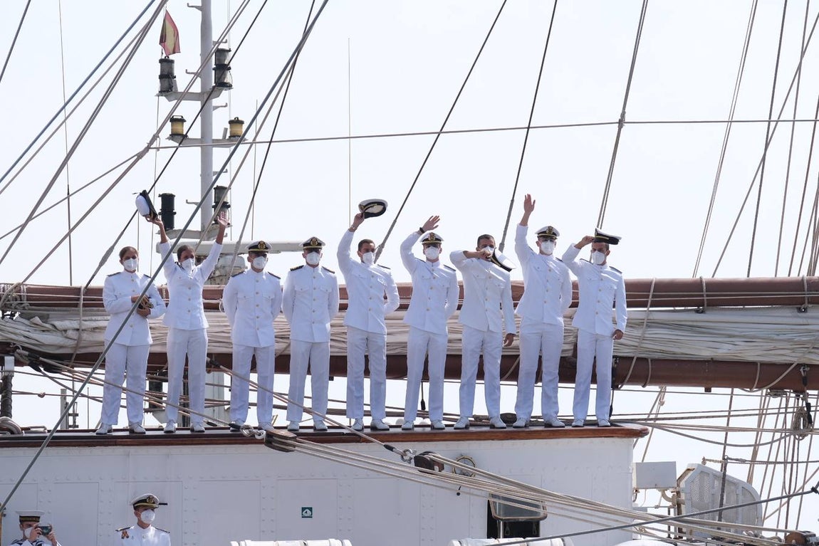 FOTOS: Así ha sido el recibimiento en Cádiz al Juan Sebastián de Elcano