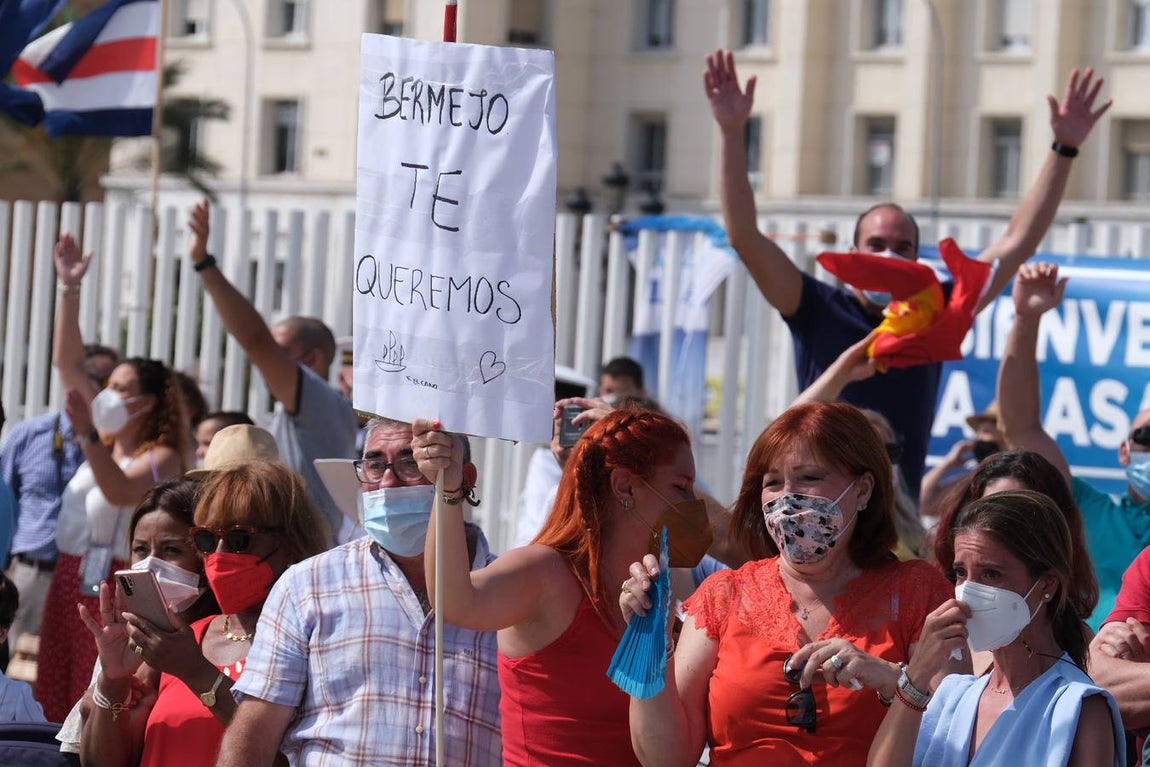 FOTOS: Así ha sido el recibimiento en Cádiz al Juan Sebastián de Elcano