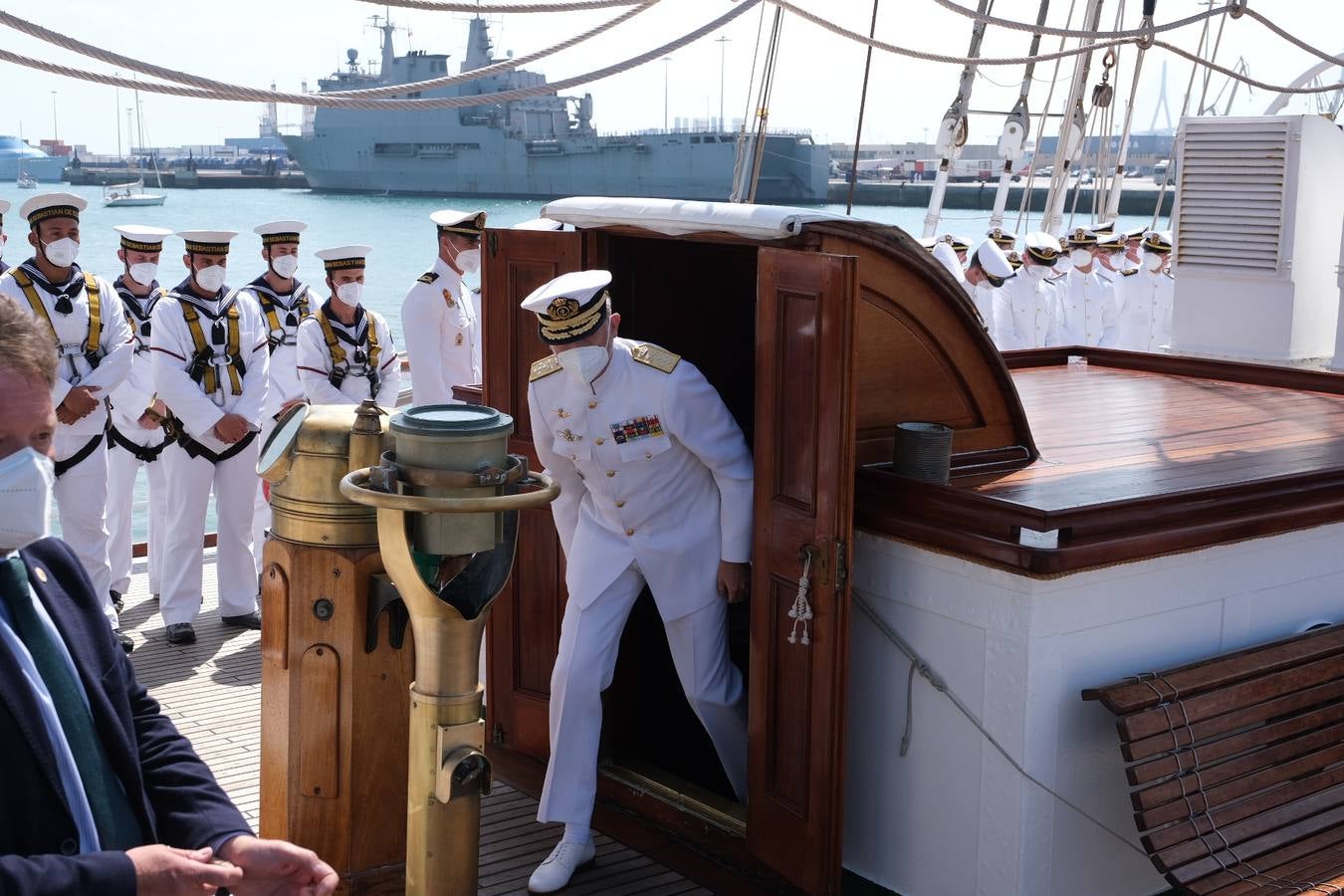 FOTOS: Así ha sido el recibimiento en Cádiz al Juan Sebastián de Elcano