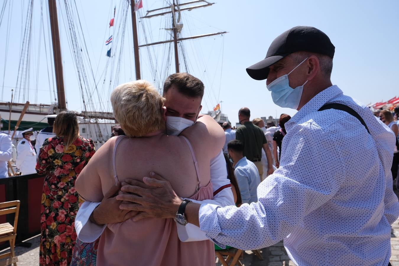 FOTOS: Así ha sido el recibimiento en Cádiz al Juan Sebastián de Elcano