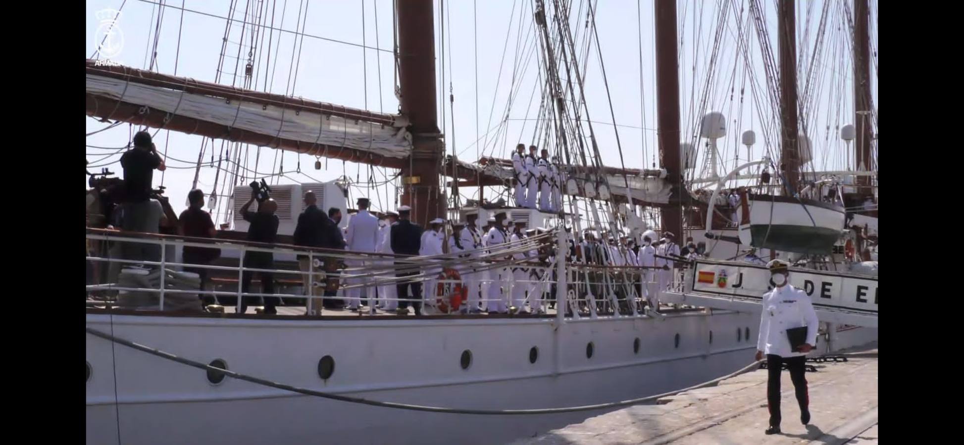 FOTOS: Así ha sido el recibimiento en Cádiz al Juan Sebastián de Elcano