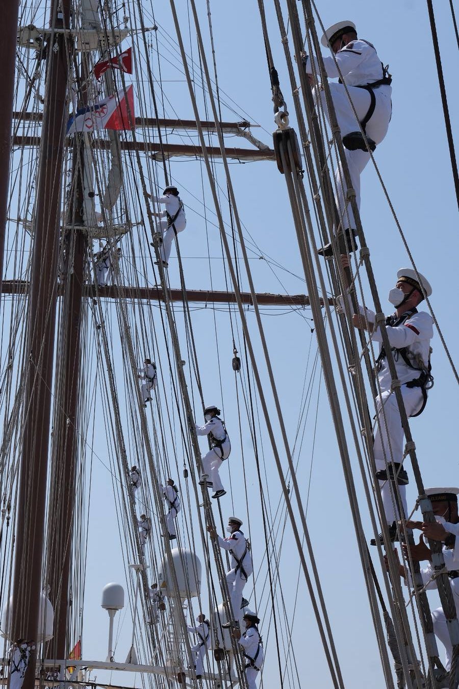 FOTOS: Así ha sido el recibimiento en Cádiz al Juan Sebastián de Elcano