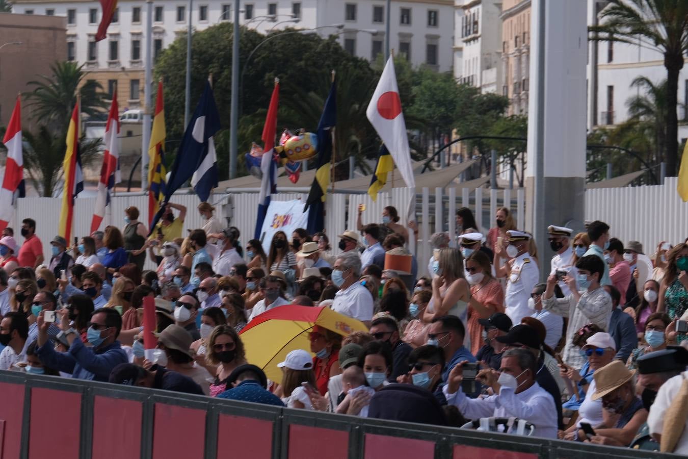 FOTOS: Así ha sido el recibimiento en Cádiz al Juan Sebastián de Elcano