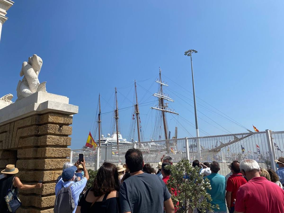 FOTOS: Así ha sido el recibimiento en Cádiz al Juan Sebastián de Elcano