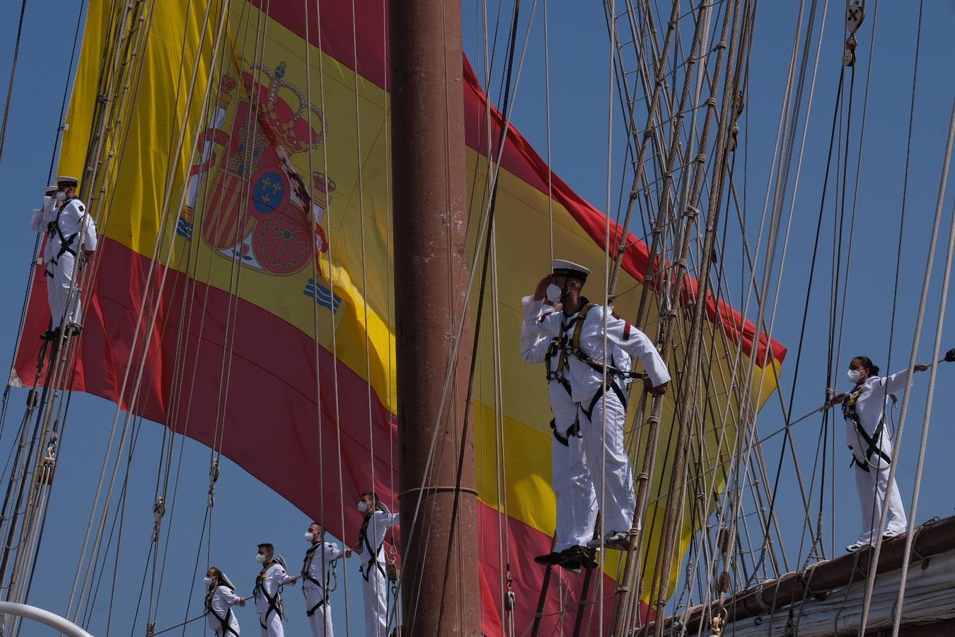 FOTOS: Así ha sido el recibimiento en Cádiz al Juan Sebastián de Elcano