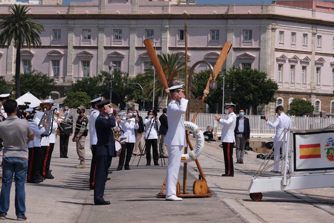 FOTOS: Así ha sido el recibimiento en Cádiz al Juan Sebastián de Elcano