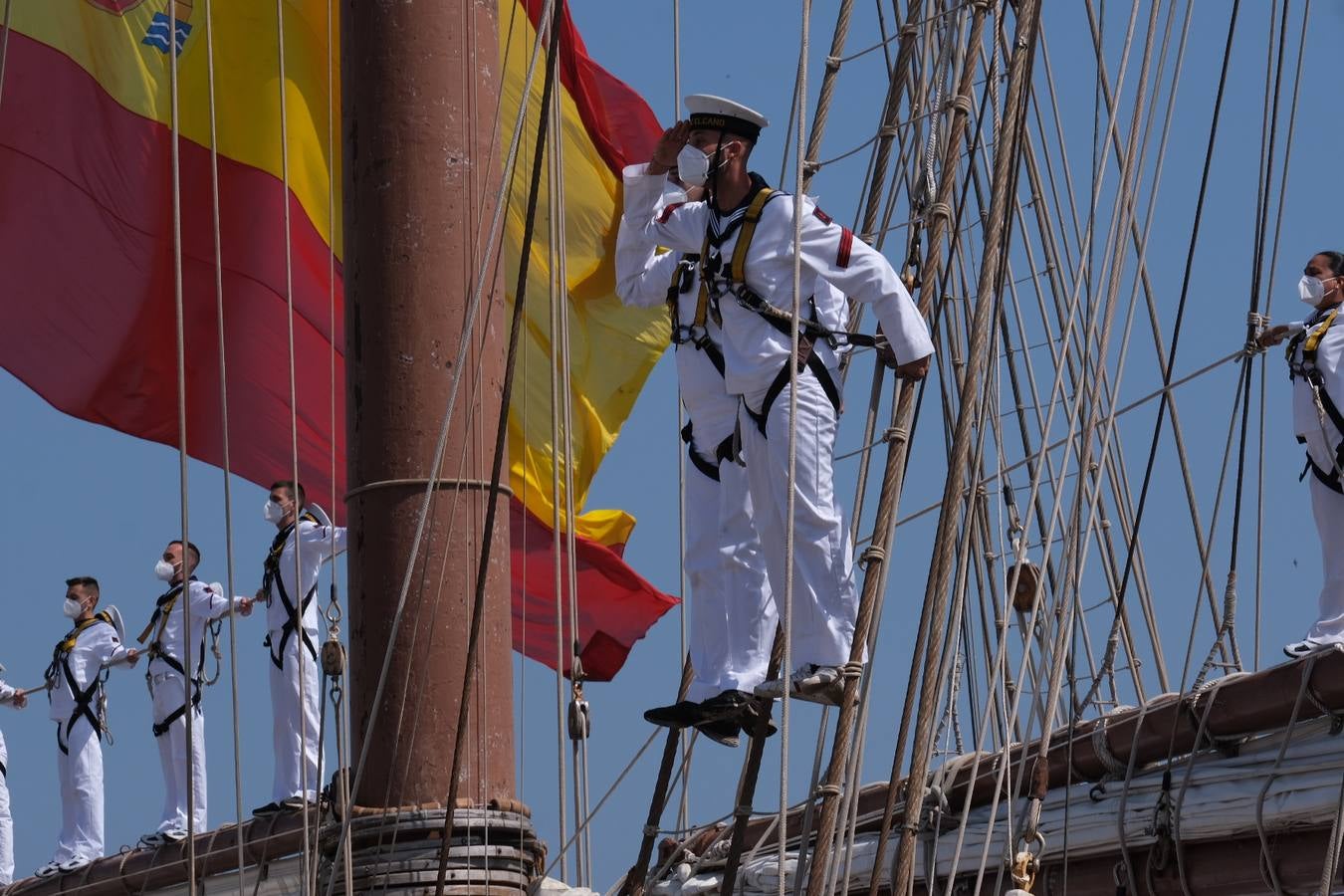 FOTOS: Así ha sido el recibimiento en Cádiz al Juan Sebastián de Elcano