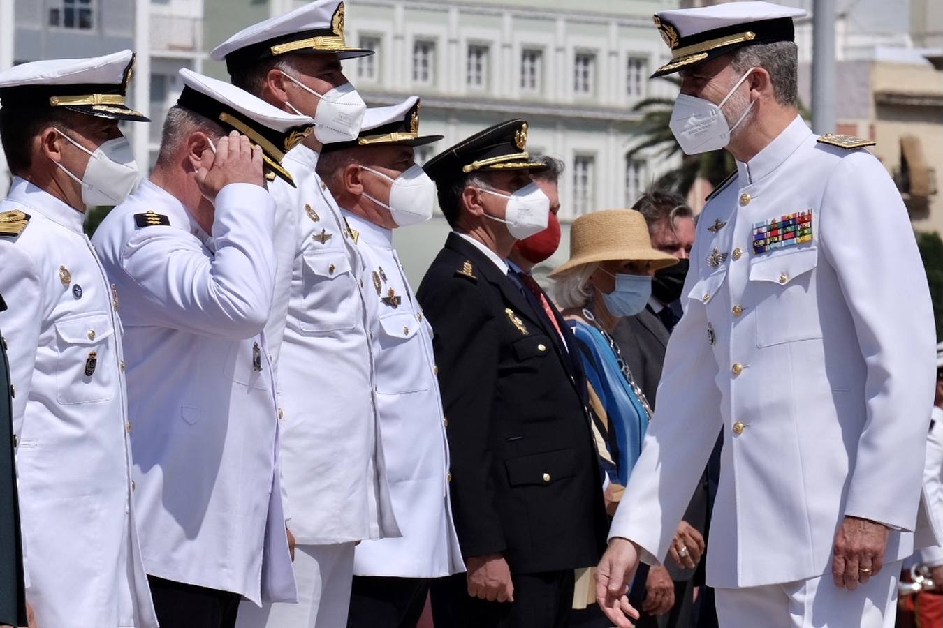 FOTOS: Así ha sido el recibimiento en Cádiz al Juan Sebastián de Elcano