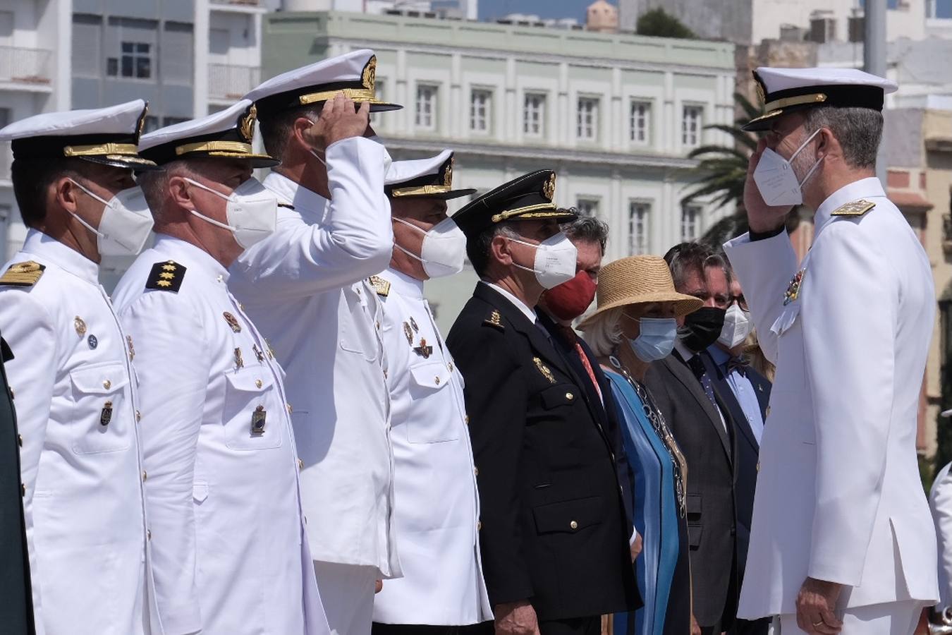 FOTOS: Así ha sido el recibimiento en Cádiz al Juan Sebastián de Elcano