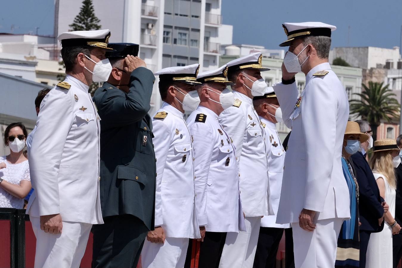 FOTOS: Así ha sido el recibimiento en Cádiz al Juan Sebastián de Elcano