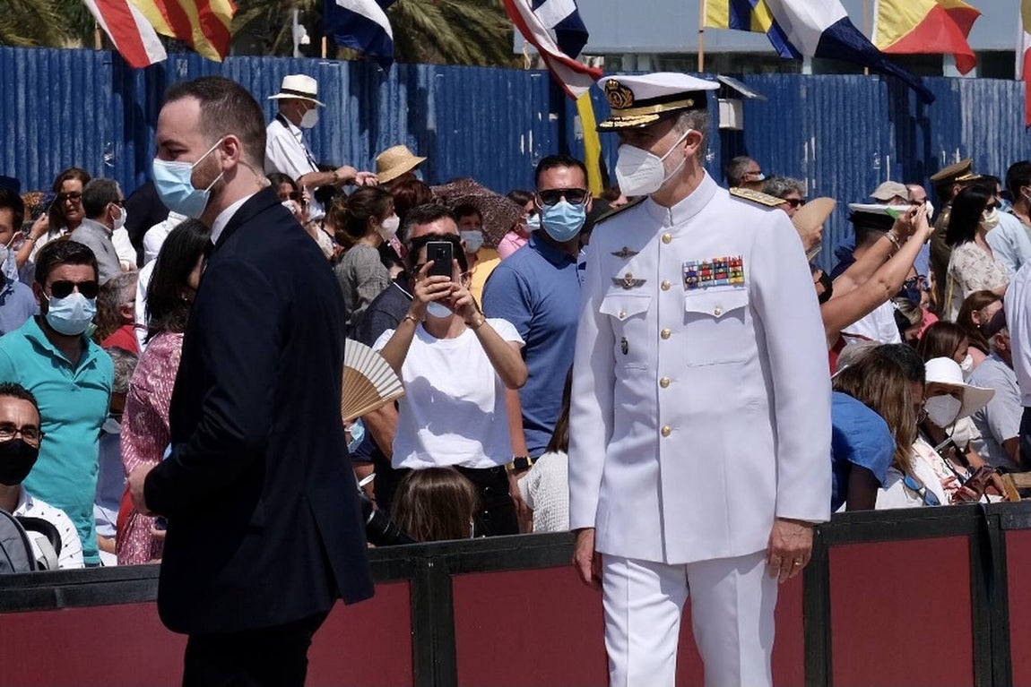 FOTOS: Así ha sido el recibimiento en Cádiz al Juan Sebastián de Elcano