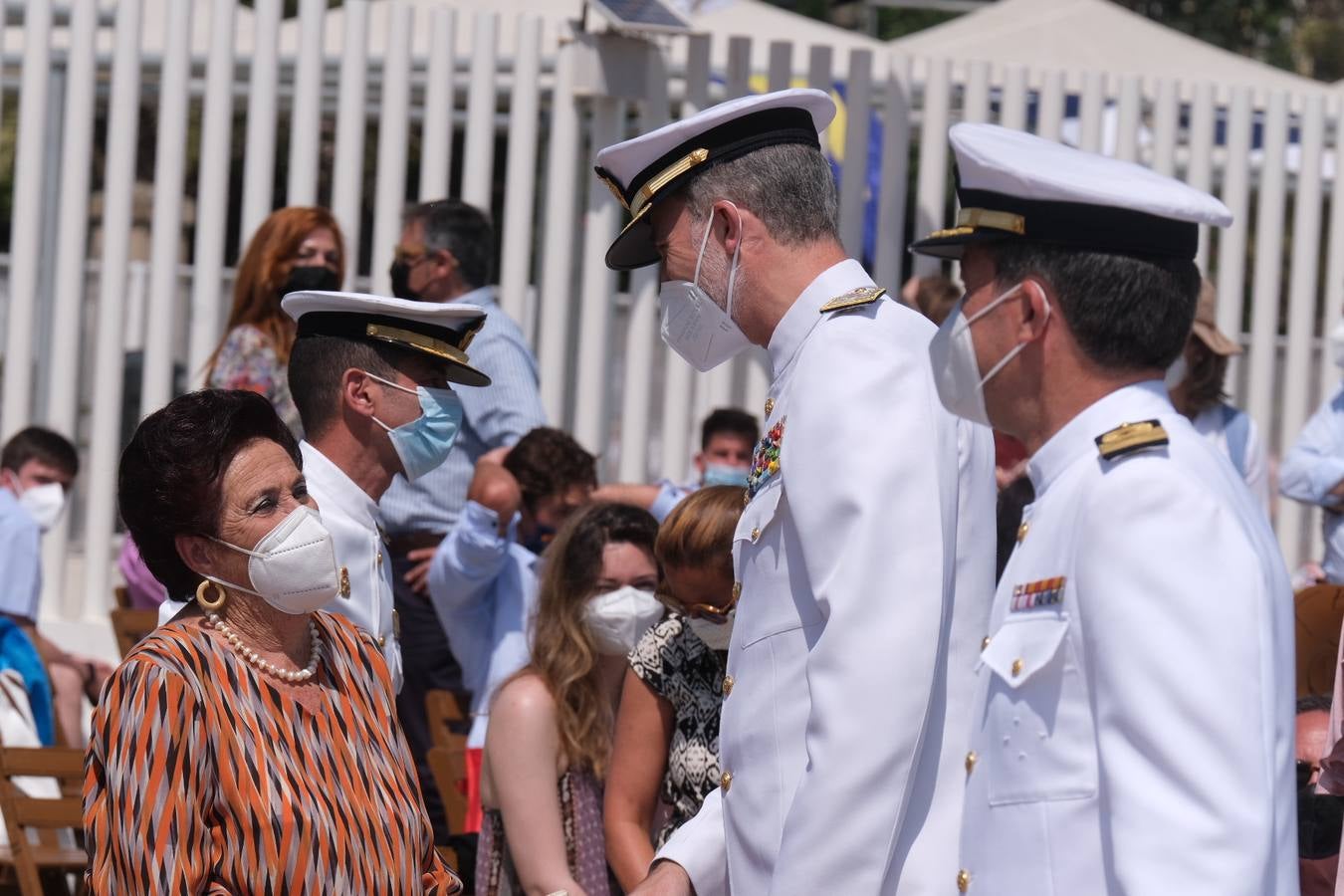 FOTOS: Así ha sido el recibimiento en Cádiz al Juan Sebastián de Elcano