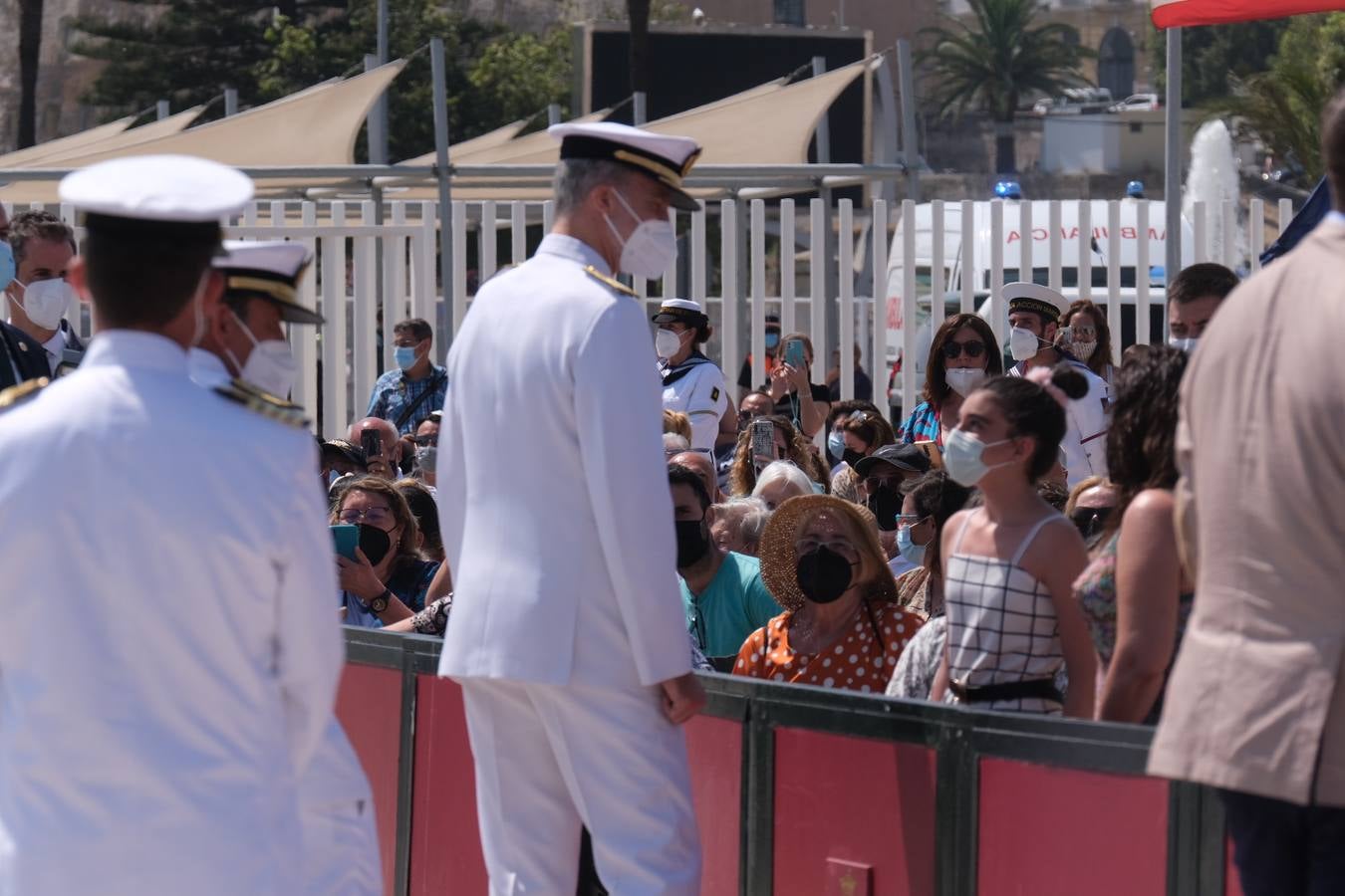 FOTOS: Así ha sido el recibimiento en Cádiz al Juan Sebastián de Elcano