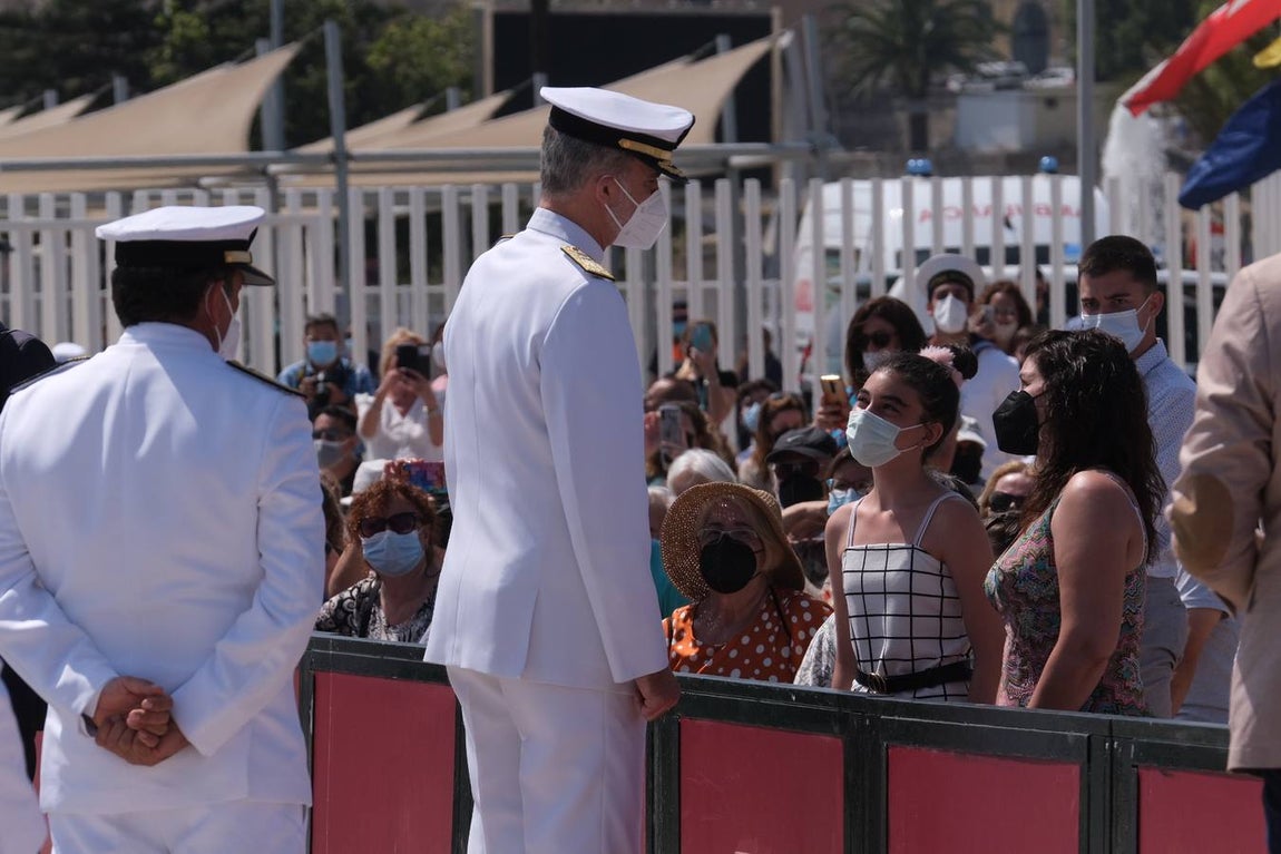 FOTOS: Así ha sido el recibimiento en Cádiz al Juan Sebastián de Elcano