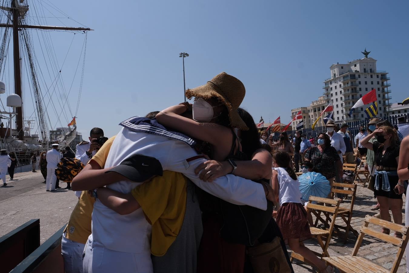 FOTOS: Así ha sido el recibimiento en Cádiz al Juan Sebastián de Elcano