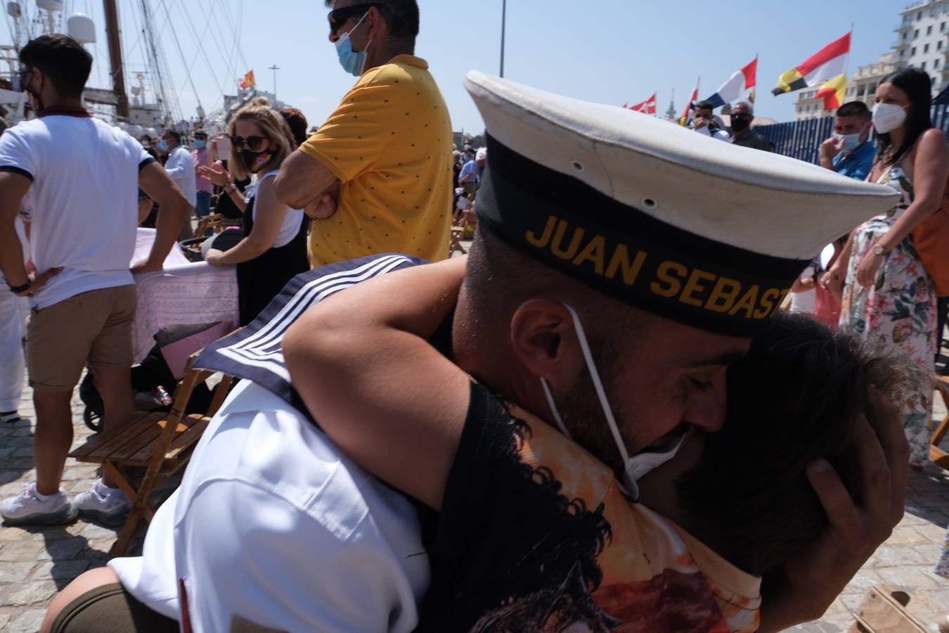 FOTOS: Así ha sido el recibimiento en Cádiz al Juan Sebastián de Elcano