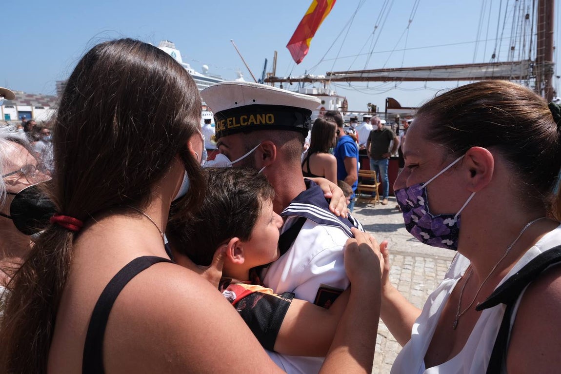 FOTOS: Así ha sido el recibimiento en Cádiz al Juan Sebastián de Elcano