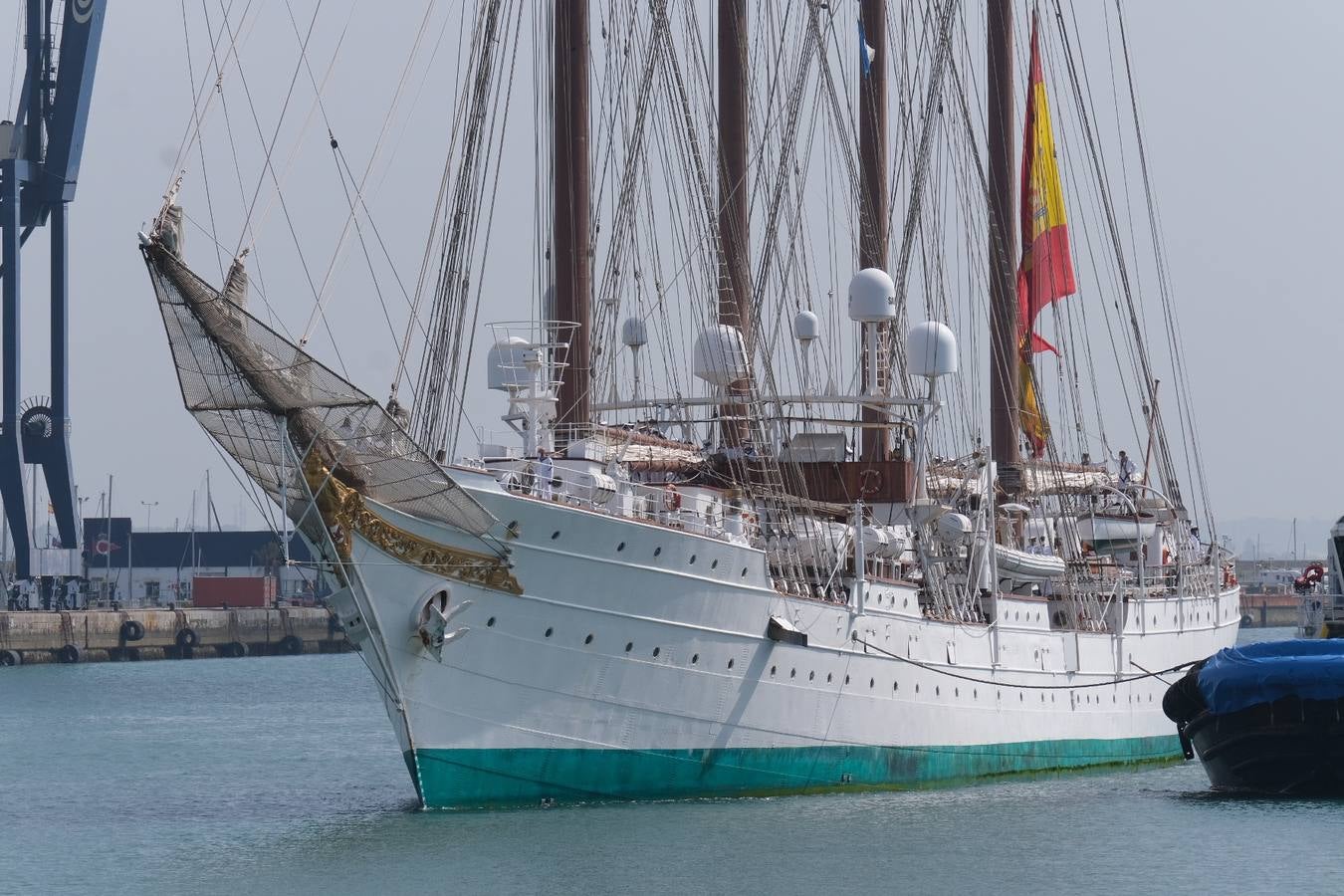 FOTOS: Así ha sido el recibimiento en Cádiz al Juan Sebastián de Elcano