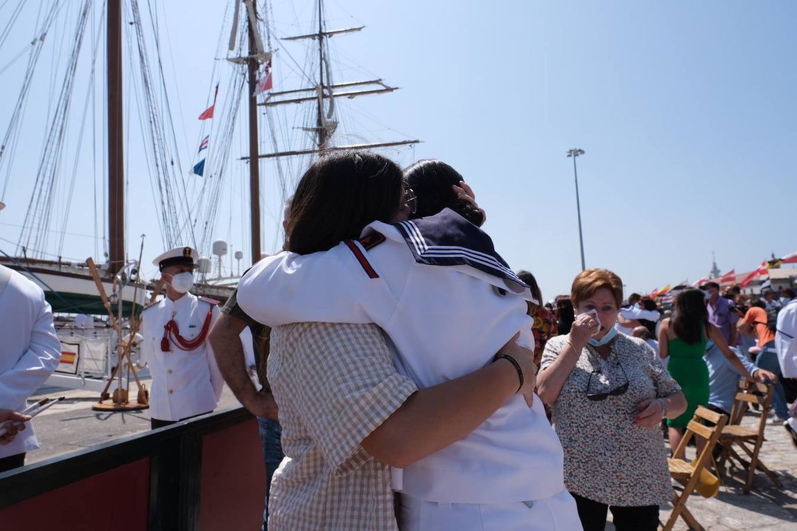 FOTOS: Así ha sido el recibimiento en Cádiz al Juan Sebastián de Elcano