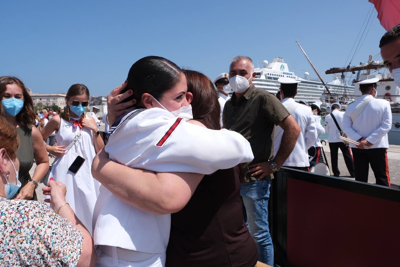 FOTOS: Así ha sido el recibimiento en Cádiz al Juan Sebastián de Elcano