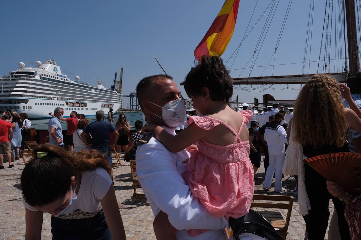 FOTOS: Así ha sido el recibimiento en Cádiz al Juan Sebastián de Elcano