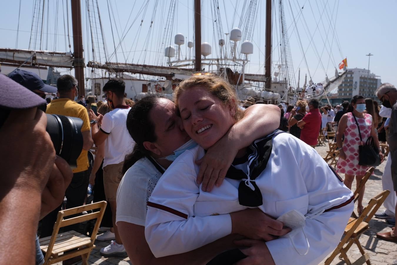 FOTOS: Así ha sido el recibimiento en Cádiz al Juan Sebastián de Elcano