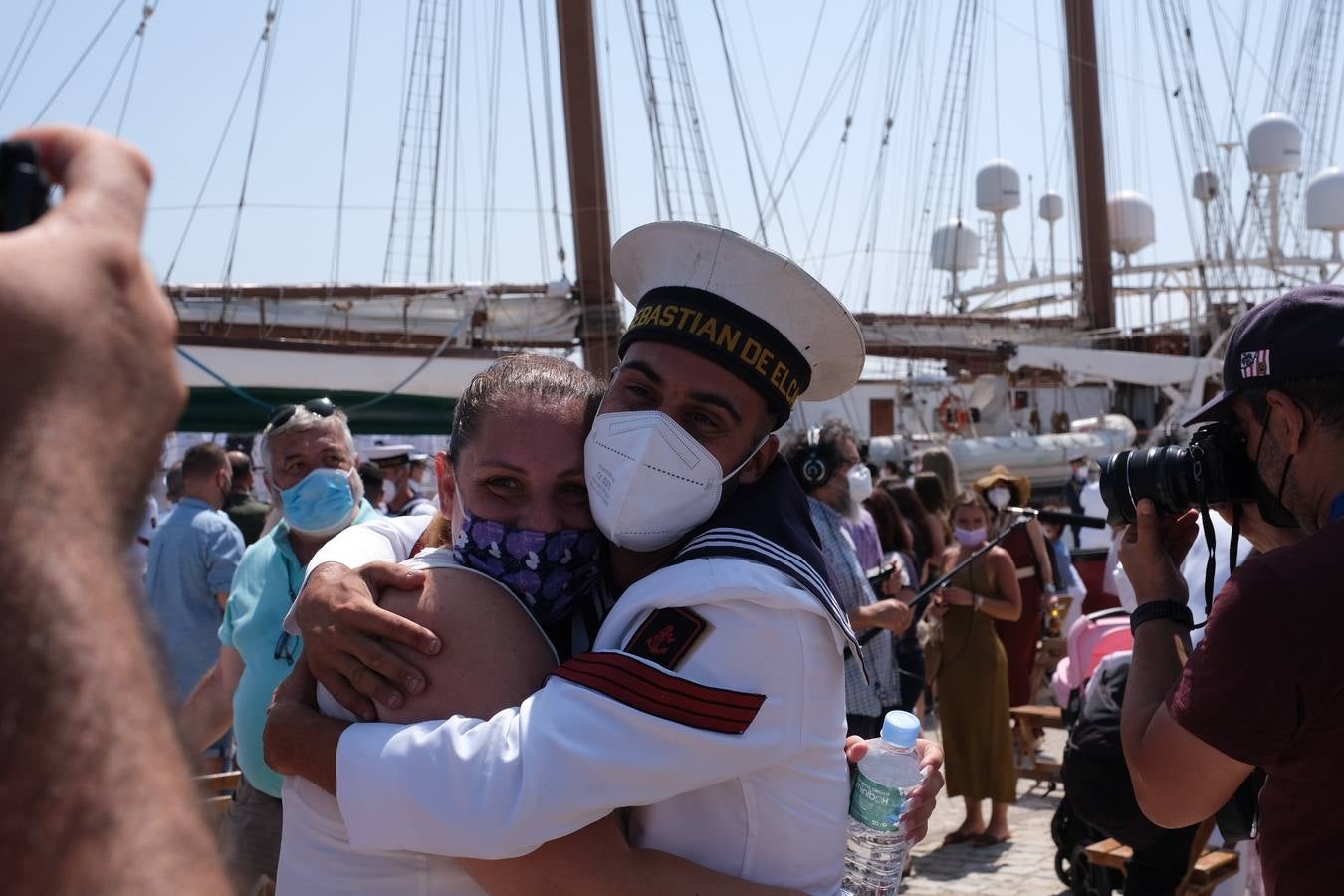 FOTOS: Así ha sido el recibimiento en Cádiz al Juan Sebastián de Elcano