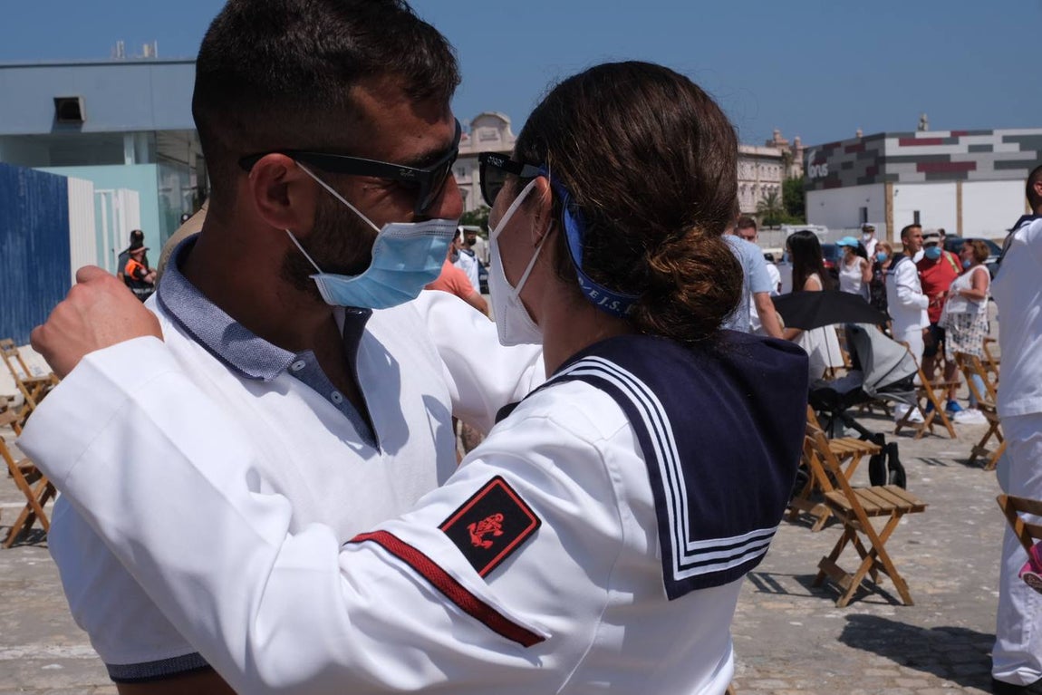 FOTOS: Así ha sido el recibimiento en Cádiz al Juan Sebastián de Elcano