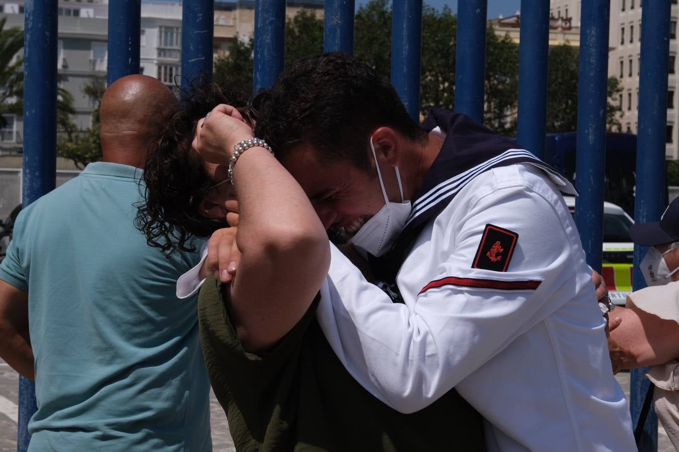 FOTOS: Así ha sido el recibimiento en Cádiz al Juan Sebastián de Elcano