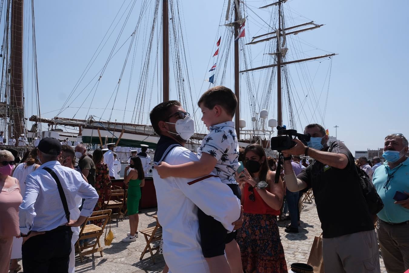 FOTOS: Así ha sido el recibimiento en Cádiz al Juan Sebastián de Elcano