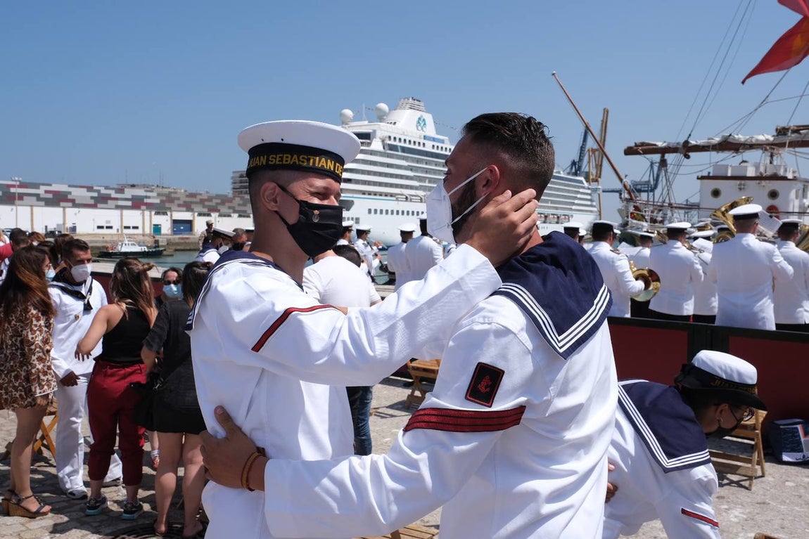 FOTOS: Así ha sido el recibimiento en Cádiz al Juan Sebastián de Elcano