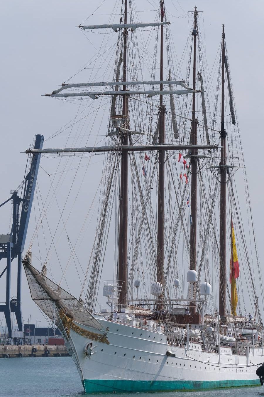 FOTOS: Así ha sido el recibimiento en Cádiz al Juan Sebastián de Elcano