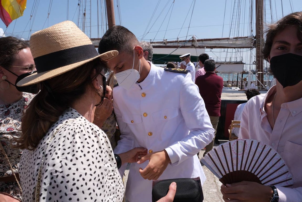 FOTOS: Así ha sido el recibimiento en Cádiz al Juan Sebastián de Elcano