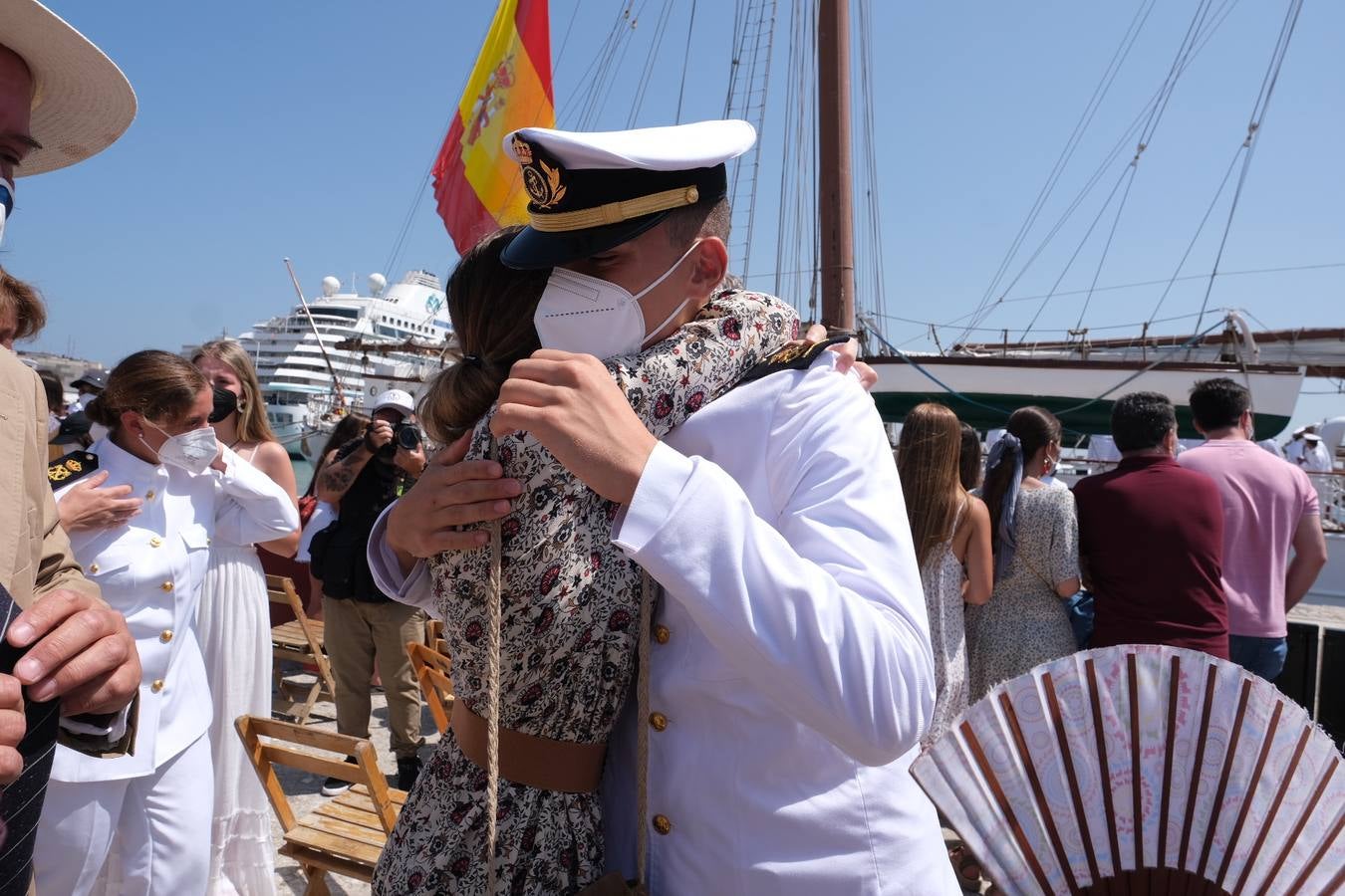 FOTOS: Así ha sido el recibimiento en Cádiz al Juan Sebastián de Elcano