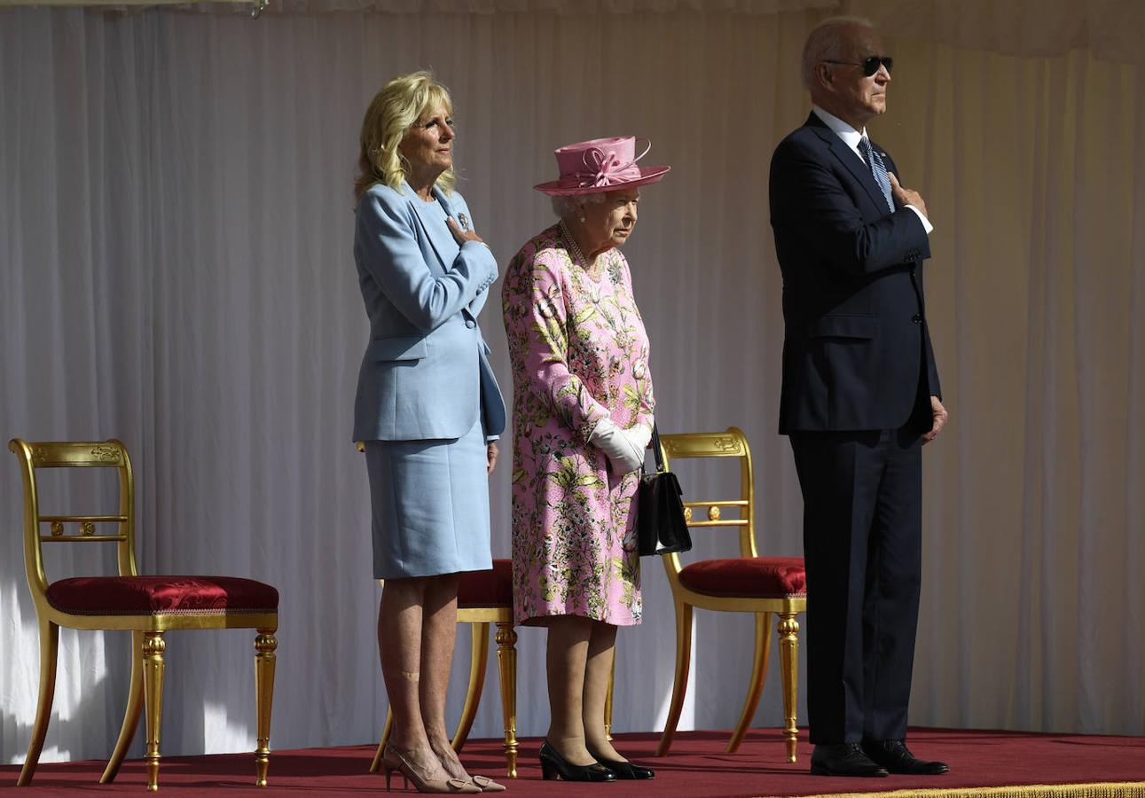 Himno de Estados Unidos. Joe y Jill Biden escucharon el himno de Estados Unidos con la mano en el pecho