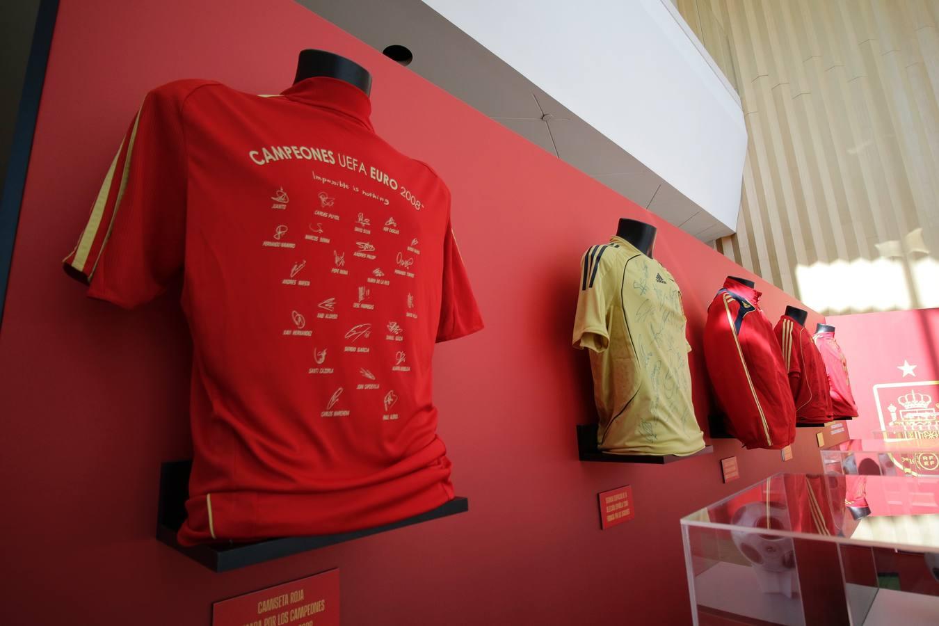 Una exposición en Torre Sevilla sobre la Eurocopa homenajea a la Selección Española de fútbol