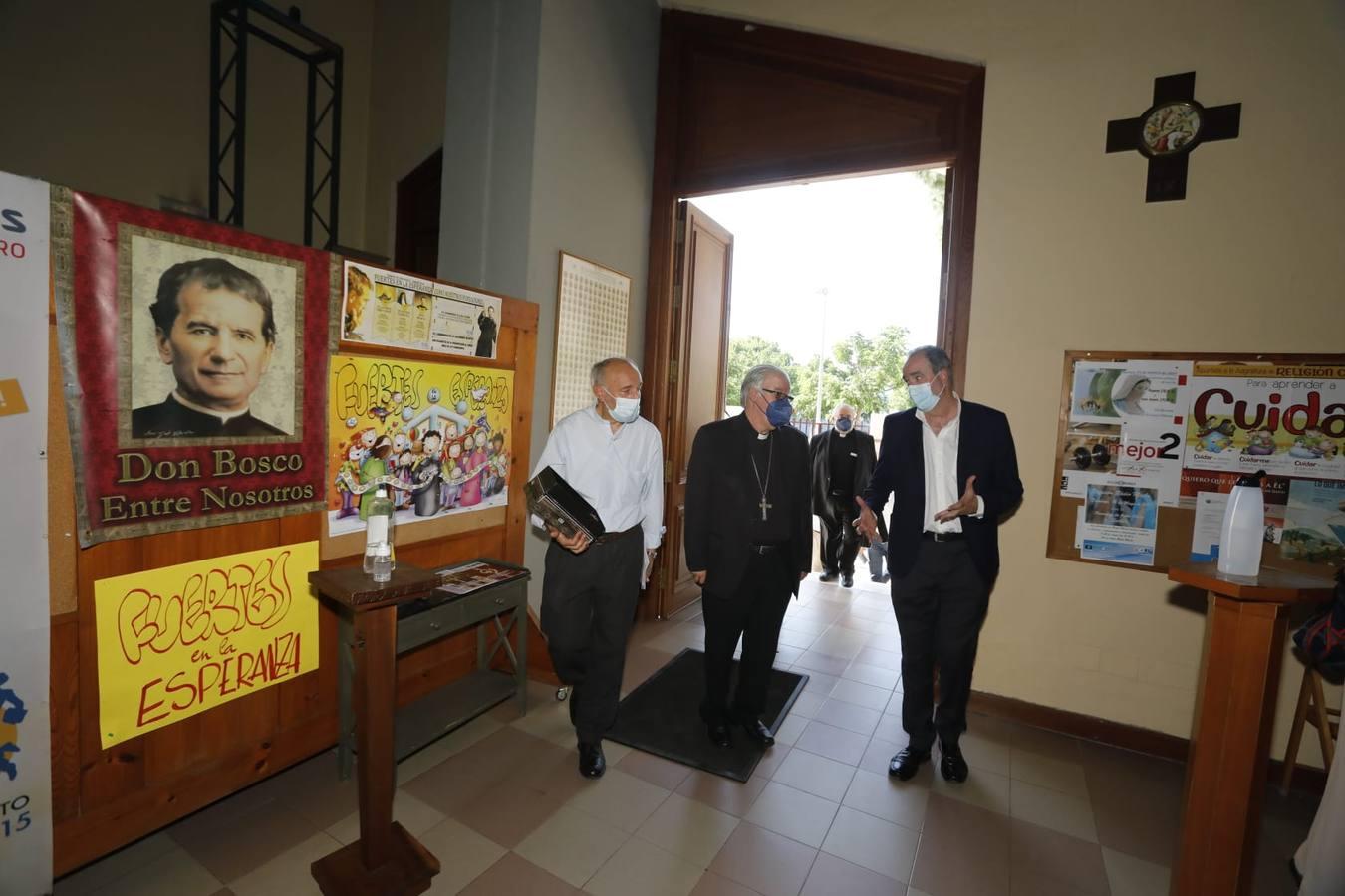 En imágenes, el arzobispo de Sevilla, Saiz Meneses, visita el Polígono Sur