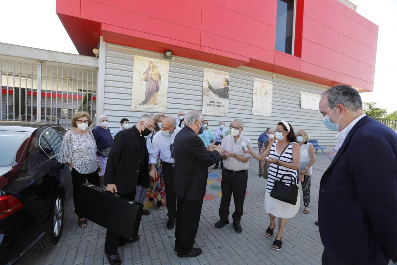 En imágenes, el arzobispo de Sevilla, Saiz Meneses, visita el Polígono Sur