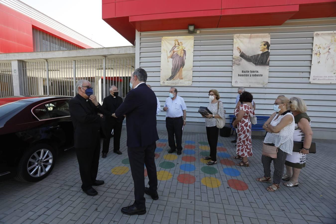 En imágenes, el arzobispo de Sevilla, Saiz Meneses, visita el Polígono Sur