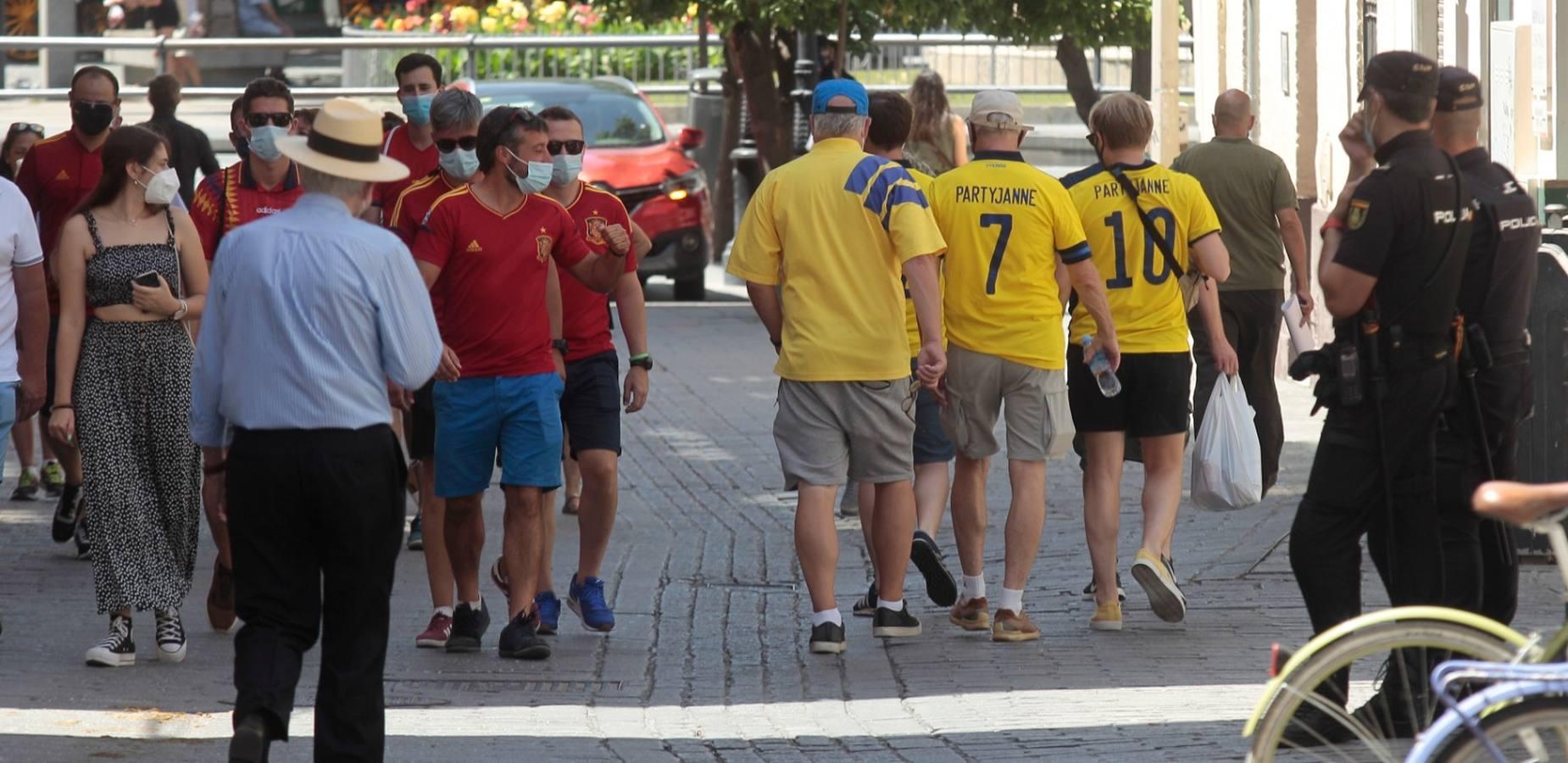 Eurocopa 2020 en Sevilla: calor y ganas de fiesta entre los aficionados de España y Suecia