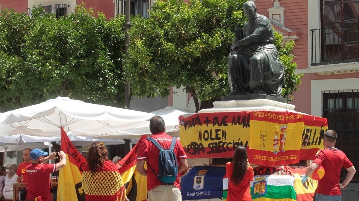 Eurocopa 2020 en Sevilla: calor y ganas de fiesta entre los aficionados de España y Suecia