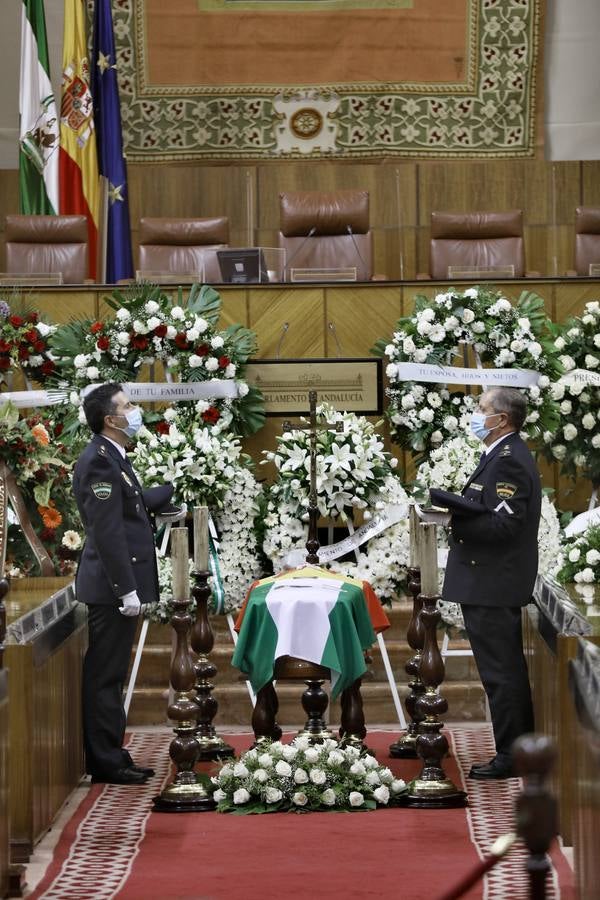 Capilla ardiente de Manuel Clavero en el Parlamento de Andalucía