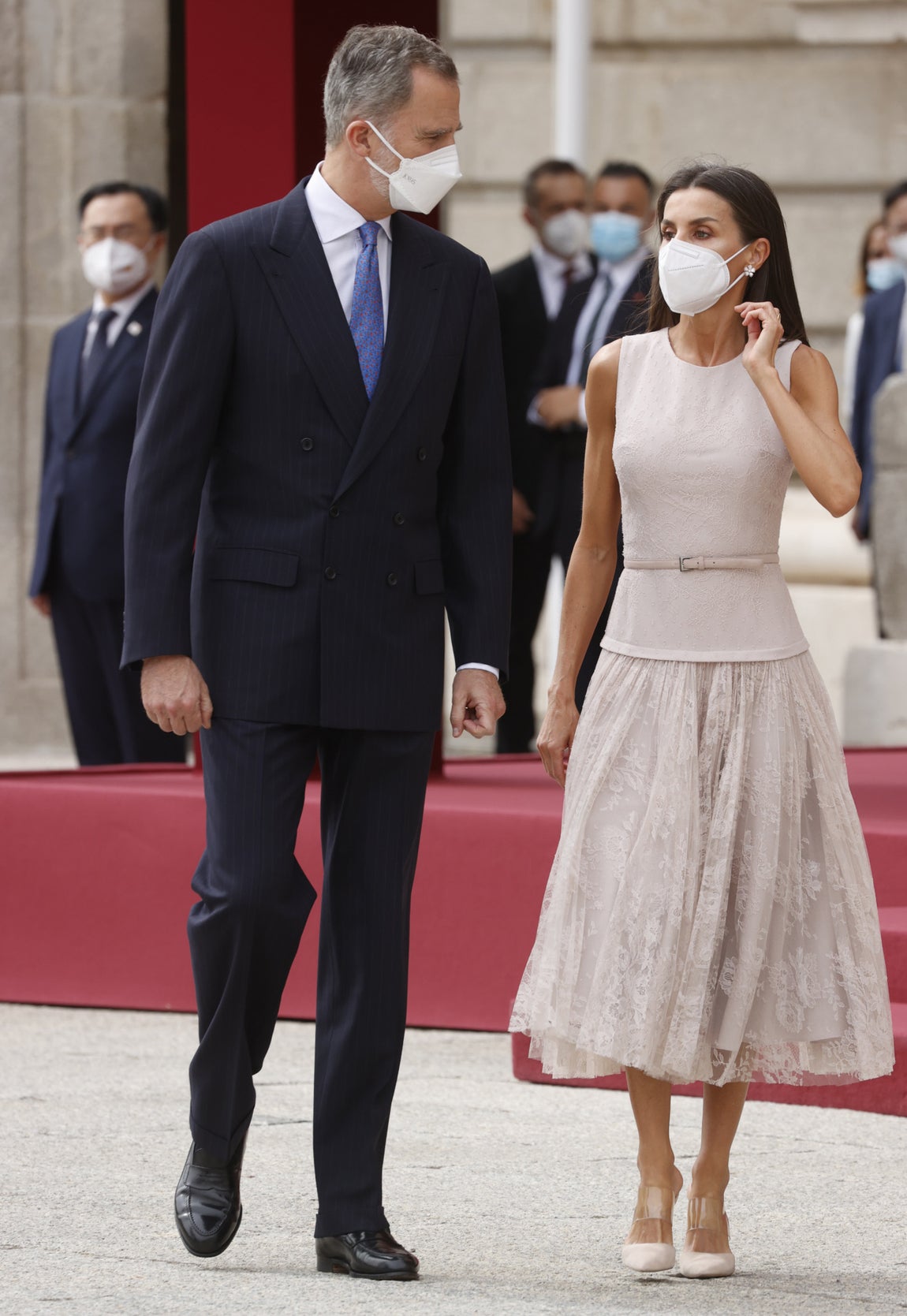 Doña Letizia recibió junto al Rey al presidente de Corea del Sur, Moon Jae-in, y su esposa, Kim Jung-sook,en su visita oficial a España. Para la ocasión, escogió una prenda de su diseñador favorito, Felipe Varela. Por supuesto es un vestido que ya ha llevado antes, un modelo rosa empolvado con falda de encaje con vuelo, cuerpo liso entallado y cinturón fino.